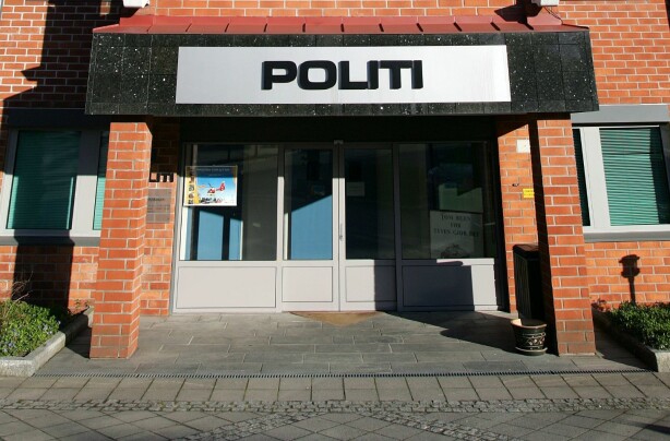 Larvik 20050518. En politimann skjøt ned og drepte en 34 år gammel mann, som oppførte seg truende med en kjøttøks i sentrum av byen onsdag. Bildet er fra fra politihuset i byen.
Foto: Håkon Mosvold Larsen / SCANPIX .